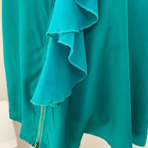 Flowy Asymmetrical Teal Blouse - Picture 4 of 6